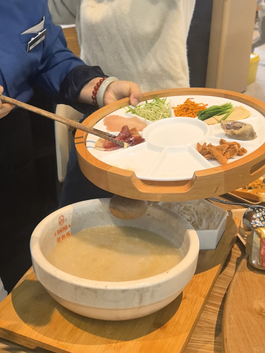 海鲜批发市场里竟藏了个近万平的美食城！