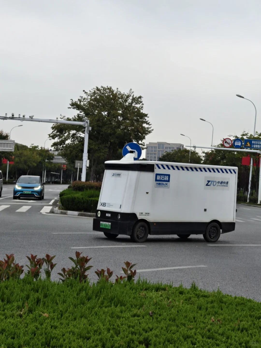 是谁家的自动驾驶快递车这么乖巧呀？