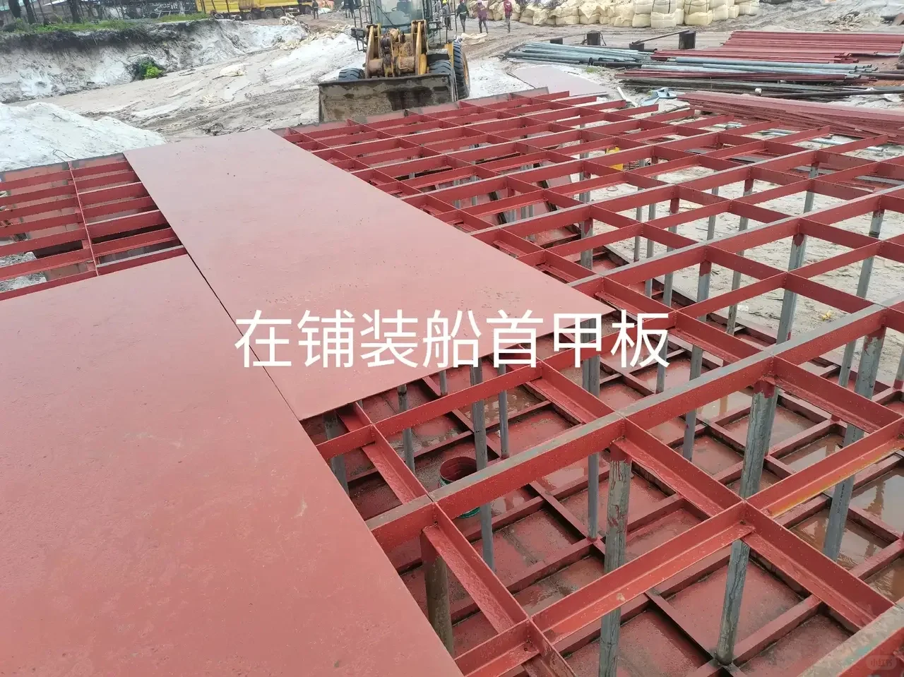 勤劳的中国人在非洲建造百吨运输船