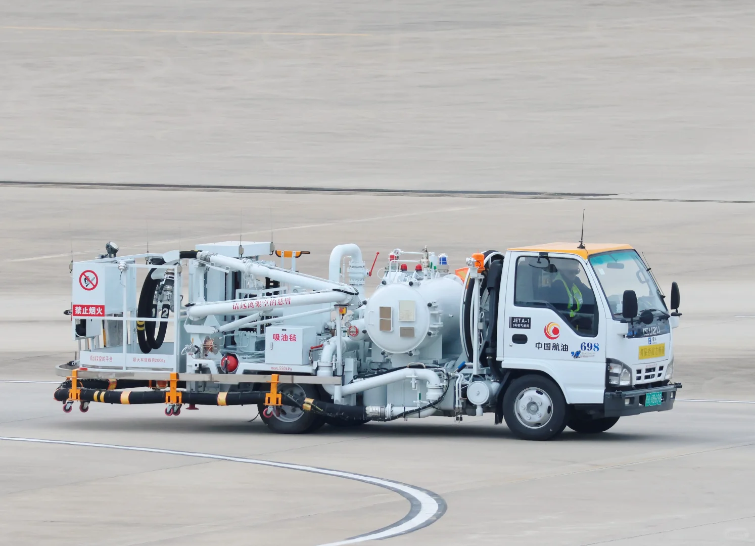 拍机的同时地勤小车也不能放过