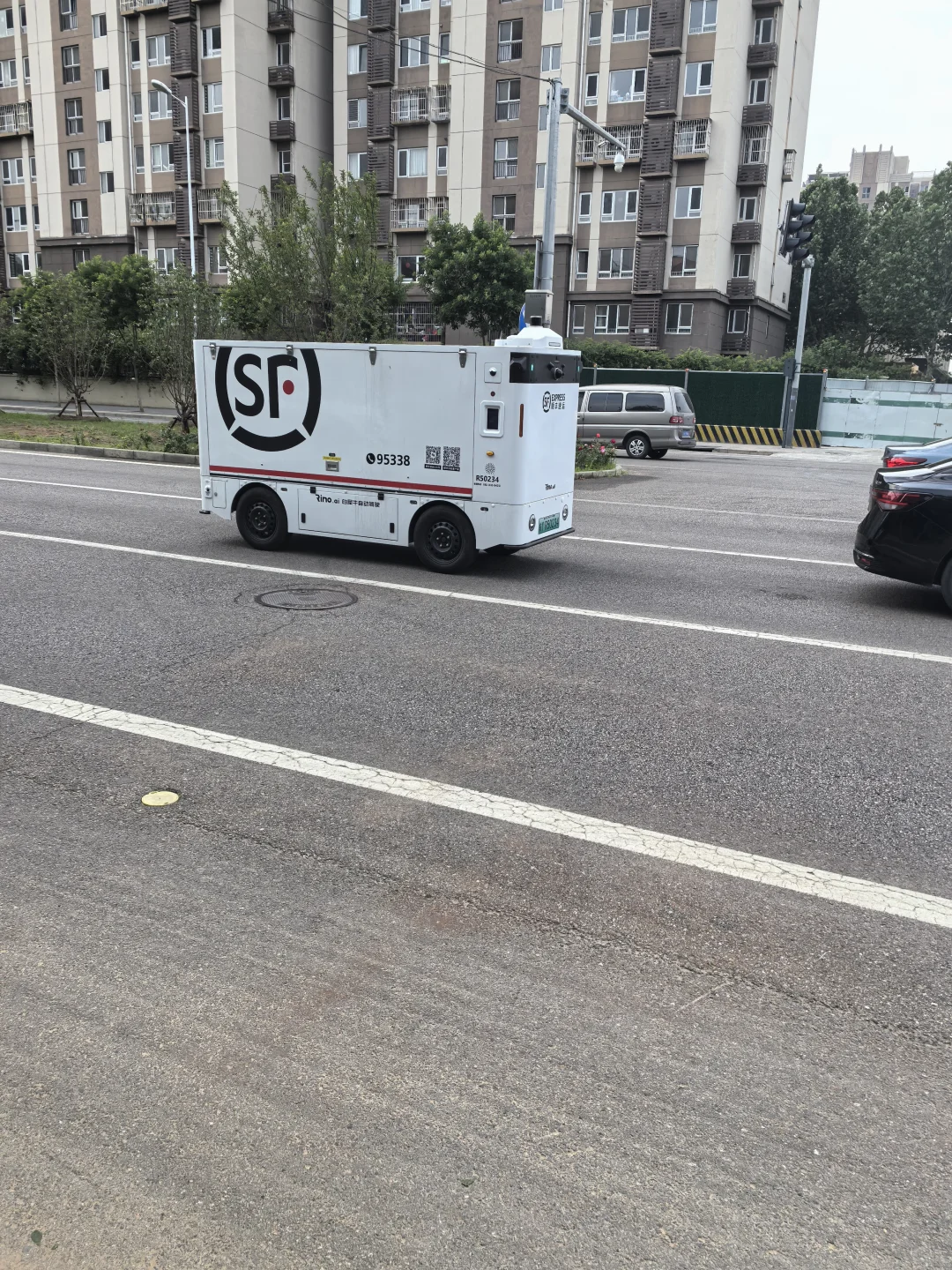 顺丰无人驾驶小车