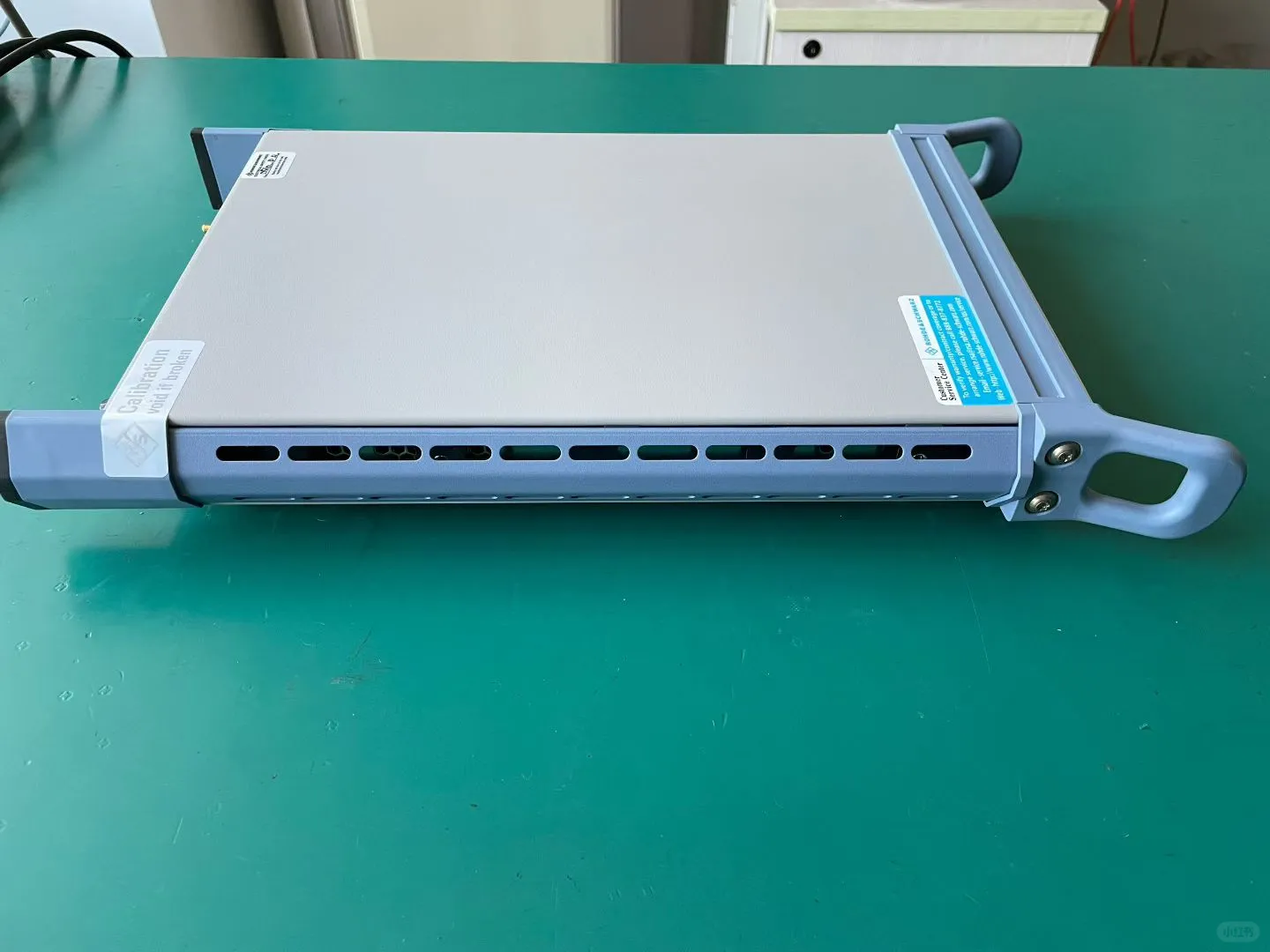 实拍罗德SGT100A射频矢量信号发生器