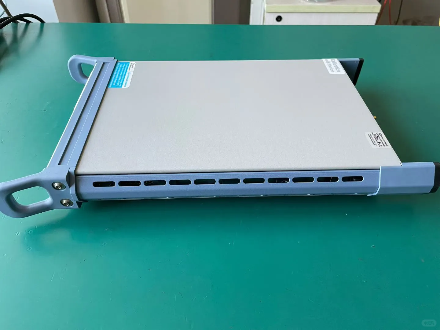 实拍罗德SGT100A射频矢量信号发生器