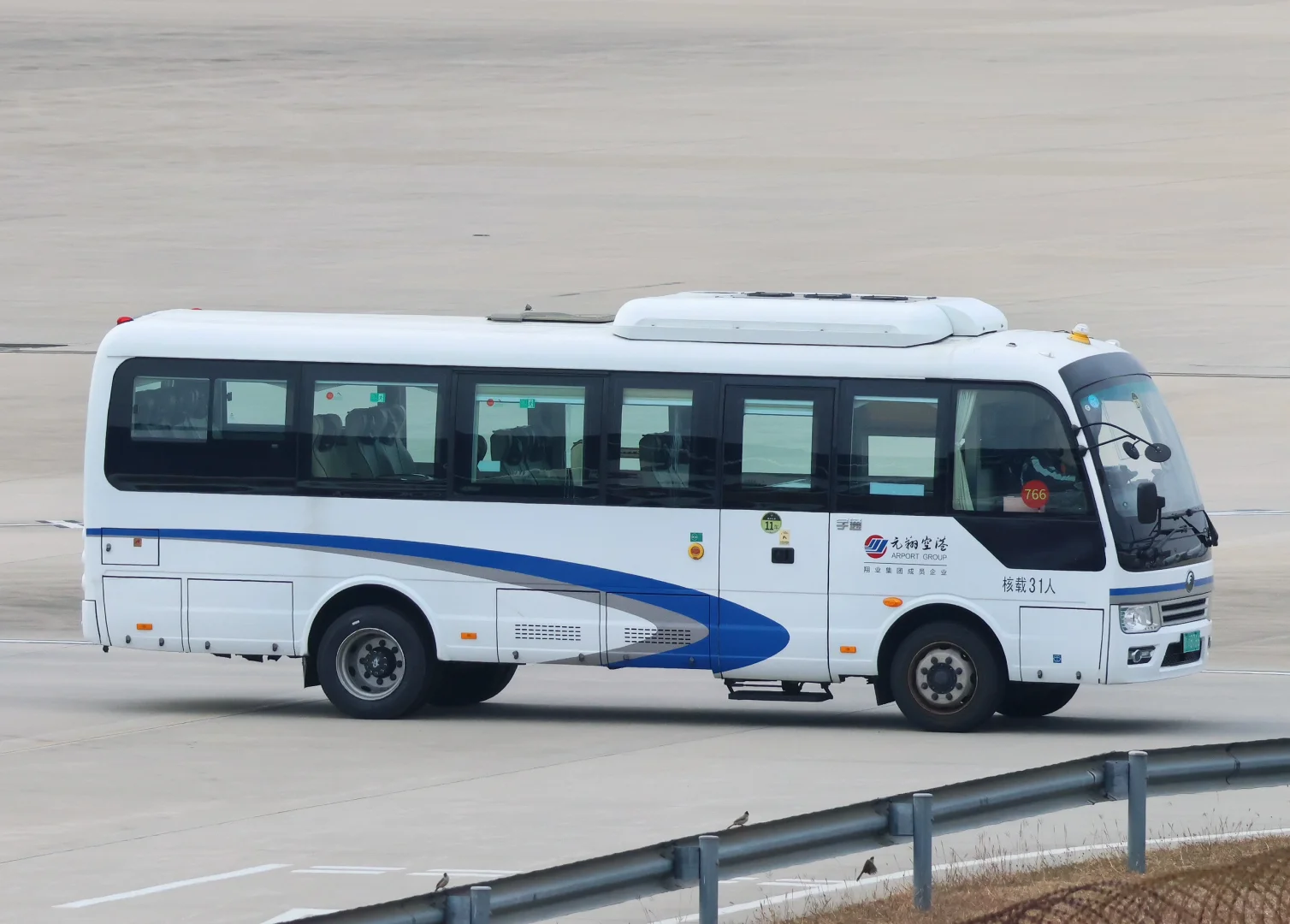 拍机的同时地勤小车也不能放过