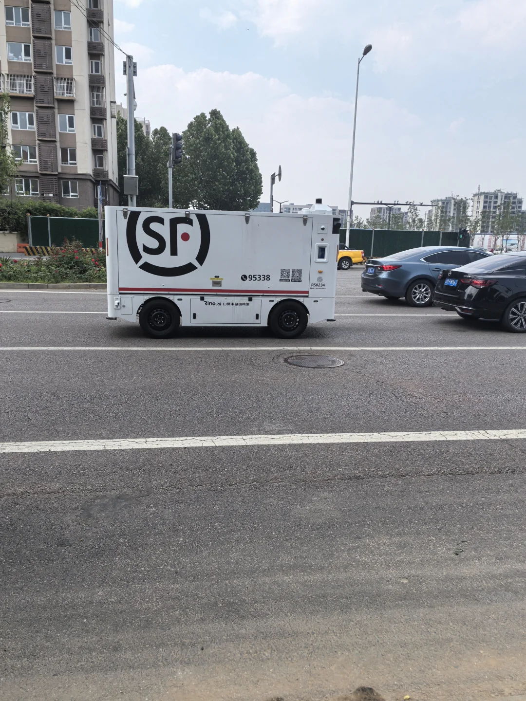 顺丰无人驾驶小车