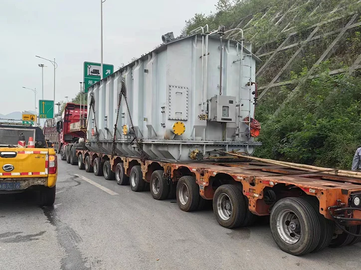 刷到过凌晨公路上的 “移动巨人” 吗??