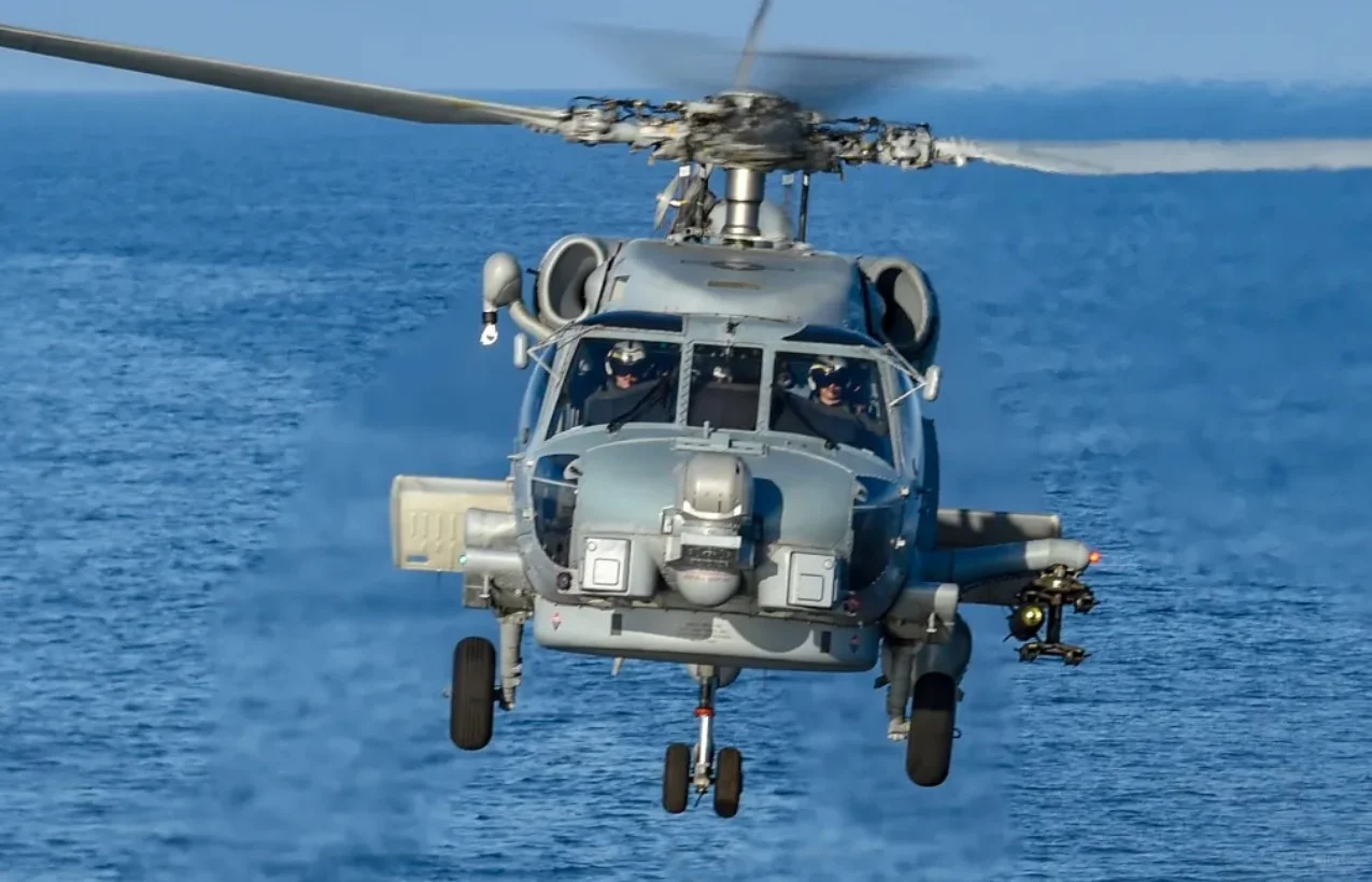 美军正在打捞在南中国海坠毁的两架飞机