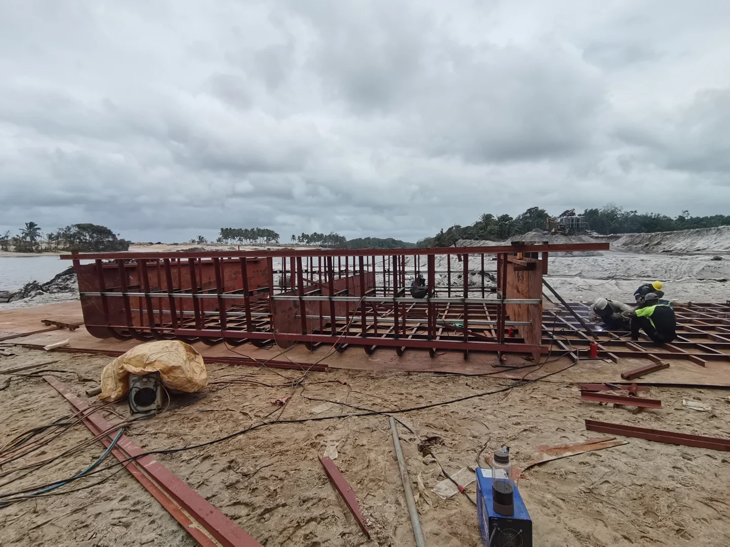 中国人在非洲造百吨运输船