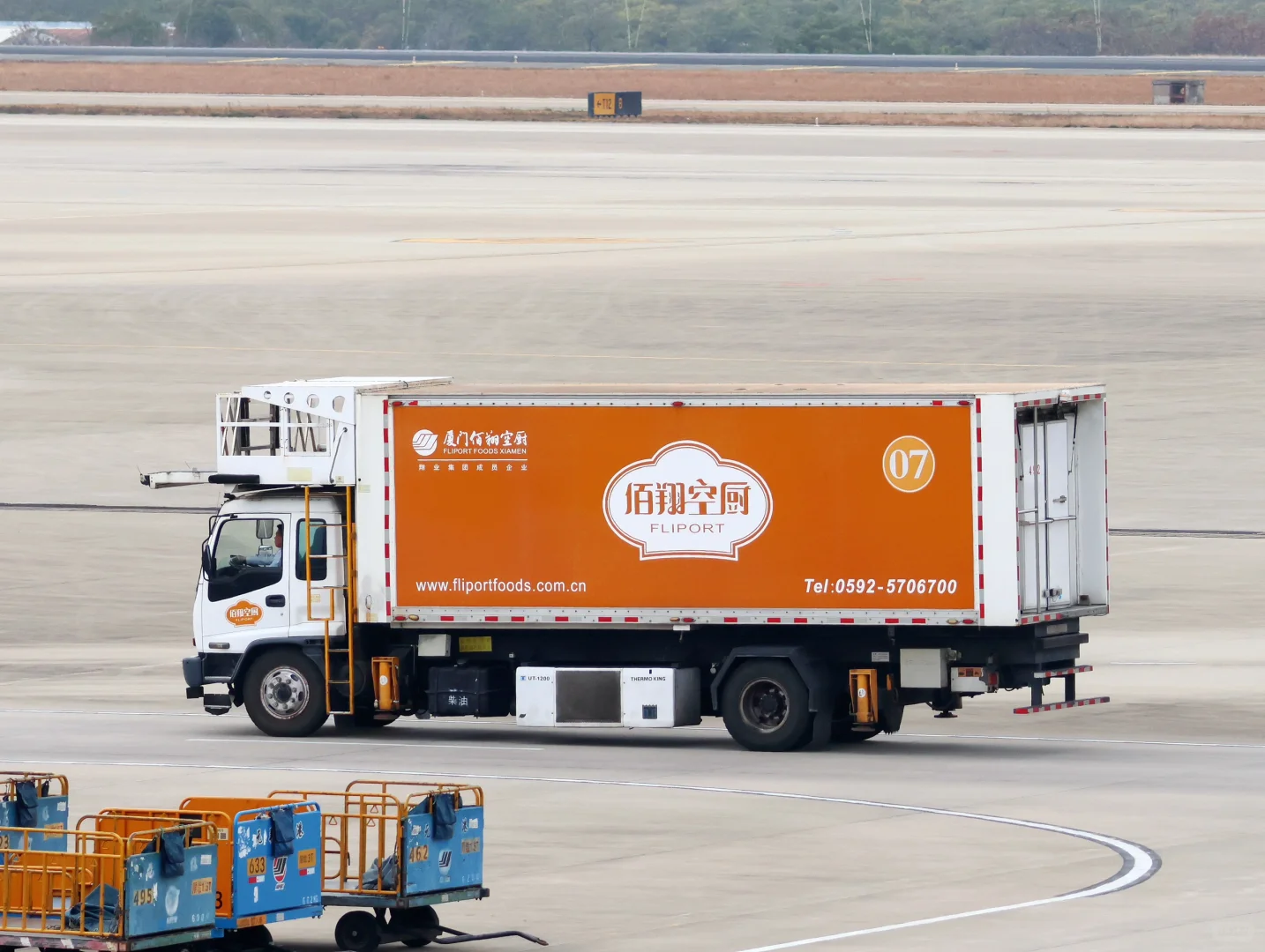 拍机的同时地勤小车也不能放过