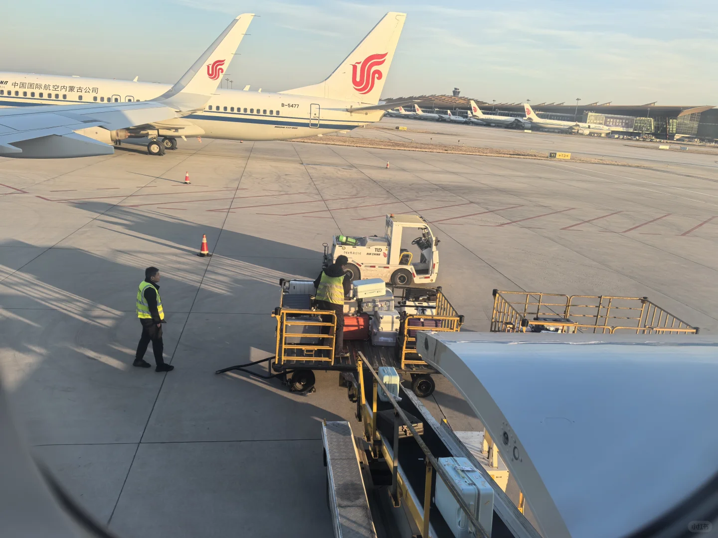 恰巧看到飞机装行李的照片