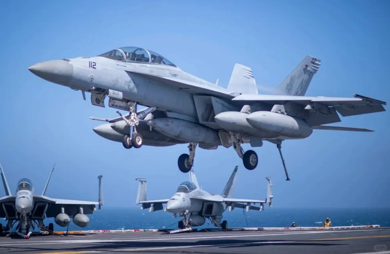 美军正在打捞在南中国海坠毁的两架飞机