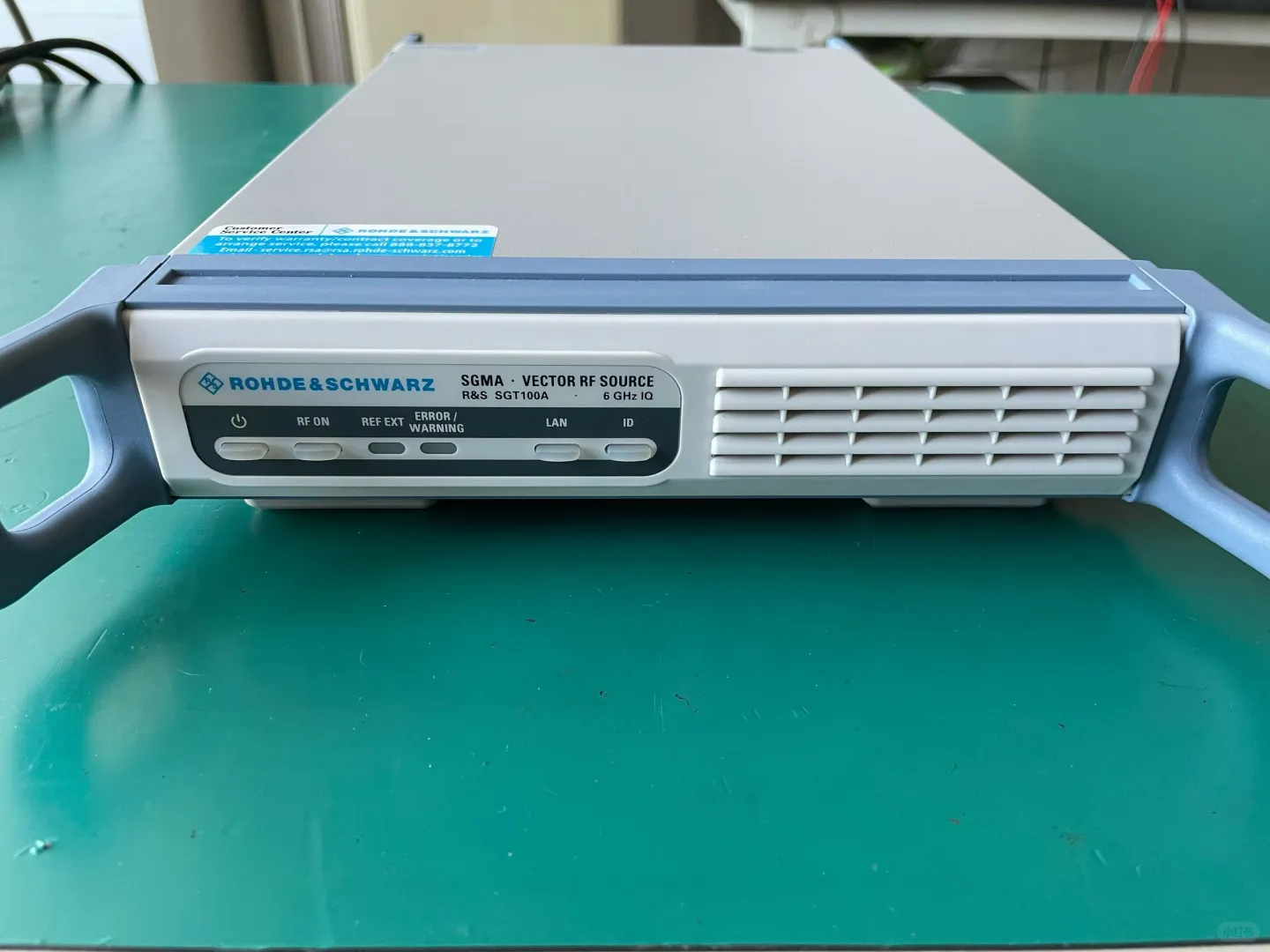 实拍罗德SGT100A射频矢量信号发生器