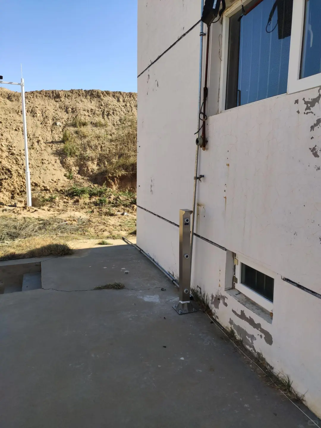 化学品仓库激光对射防入侵周界报警系统案例