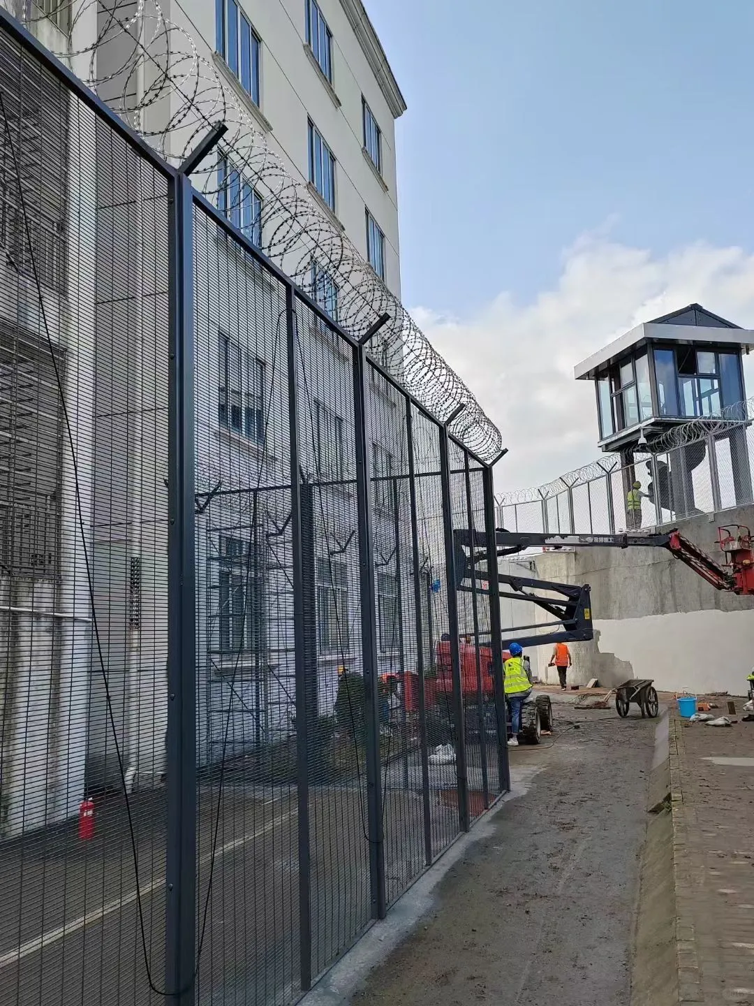 监狱定位型振动光纤安装案例