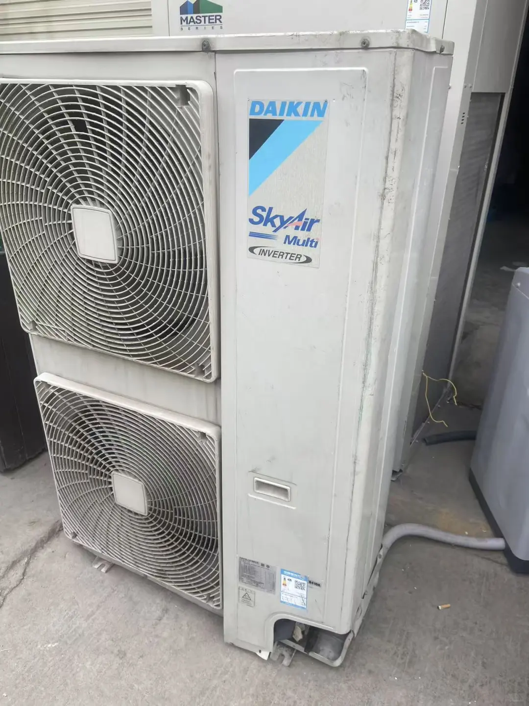 这谁顶得住啊！也太酷了！处理一批机器