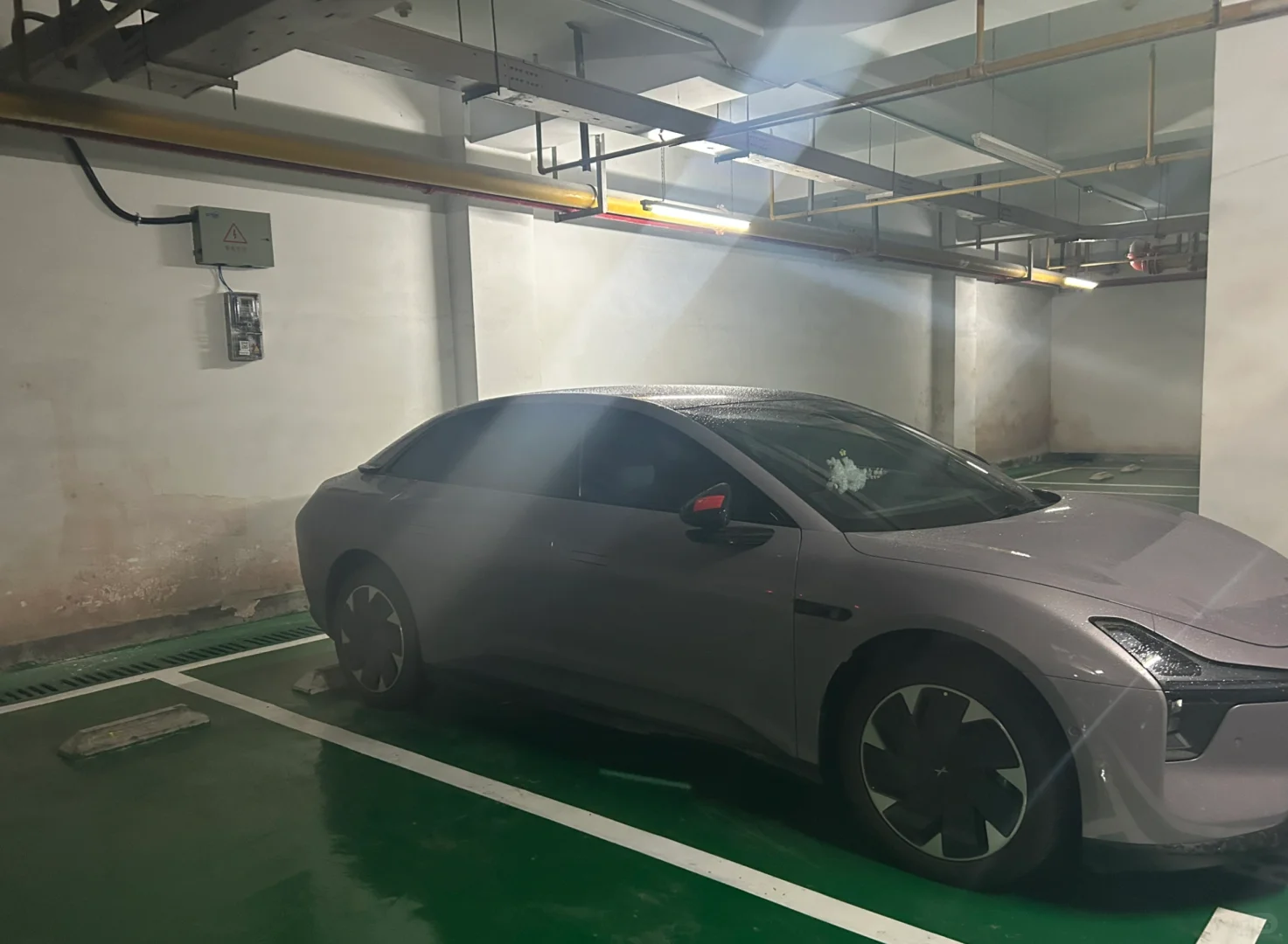 国家电网好牛 把分电表直接装到车位后面了