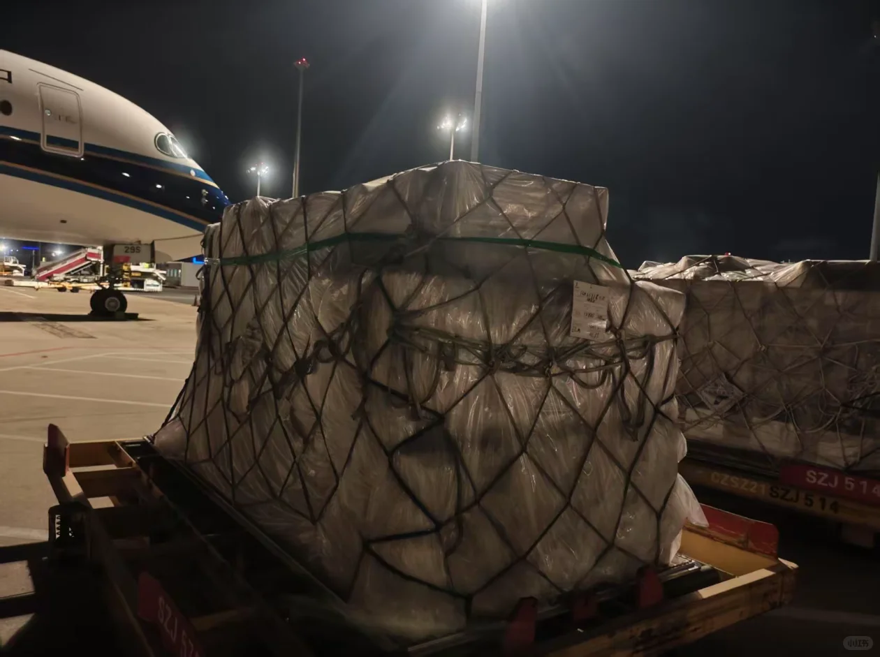 真的有在用飞机运输快递！✈️