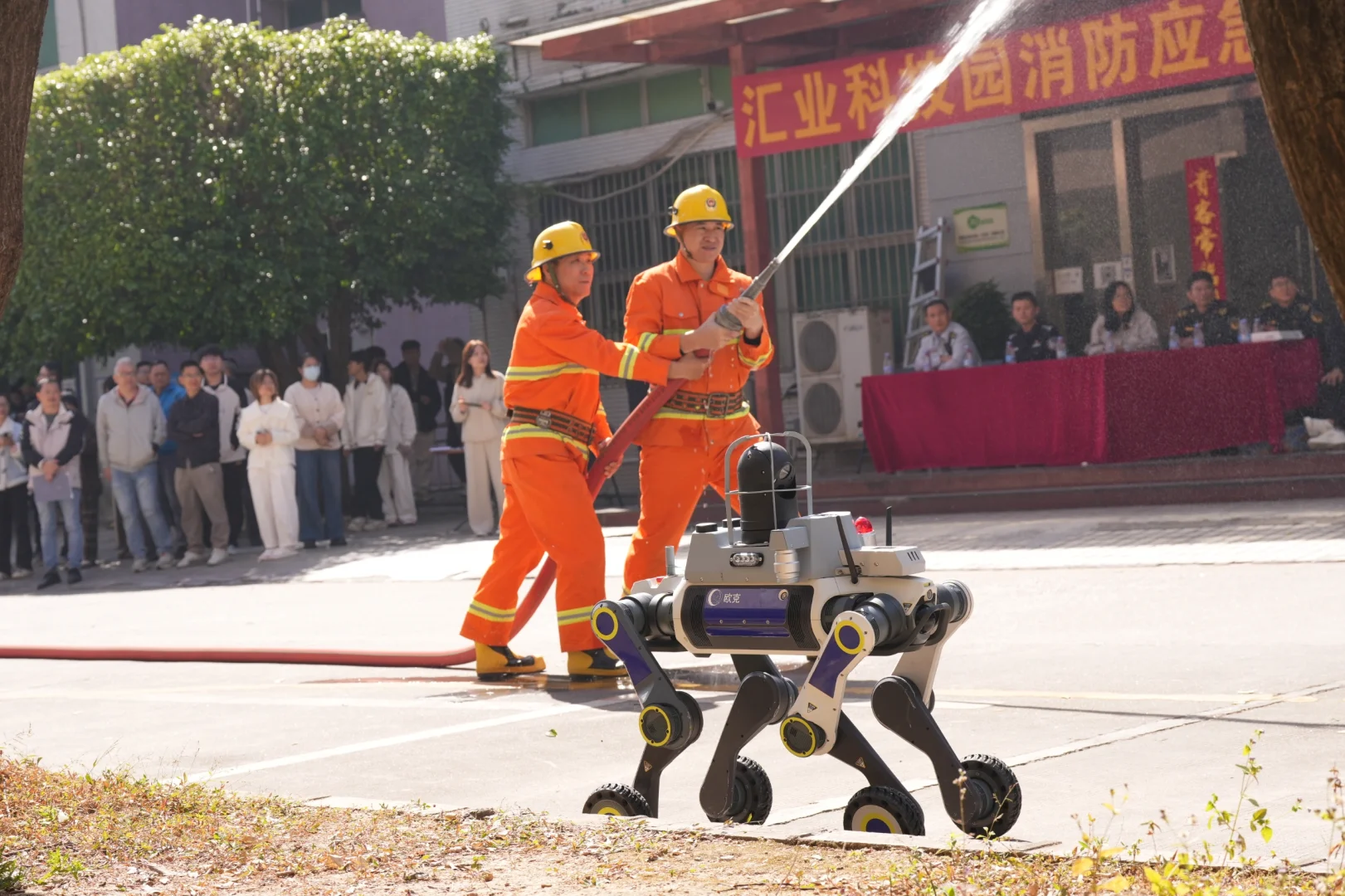 消防黑科技！机器狗成救援“隐形尖兵