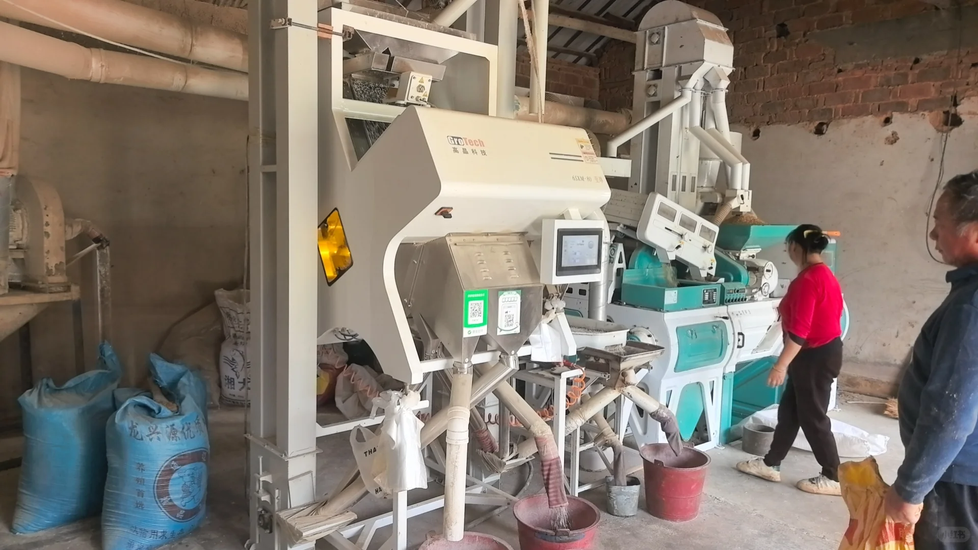 家门口的小型碾米厂，好有成就感～