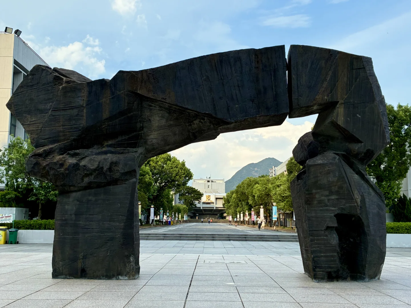 被书围抱着 像在家一样安心