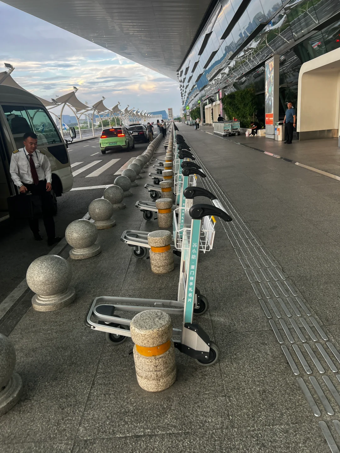 厦门机场的手推车摆放得相当整齐