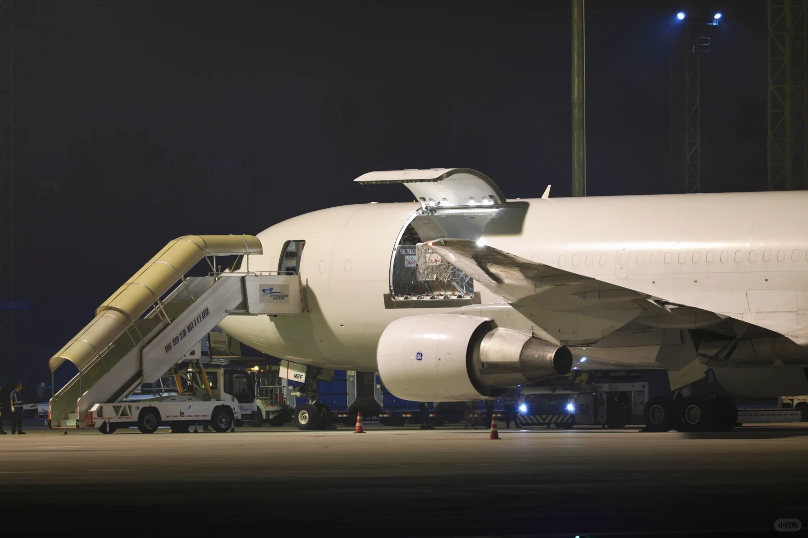 辛苦了！凌晨工作的国际货站人