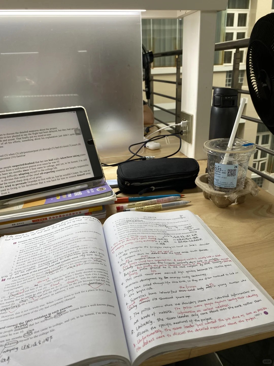 暴雨天 图书馆 咖啡 一人学