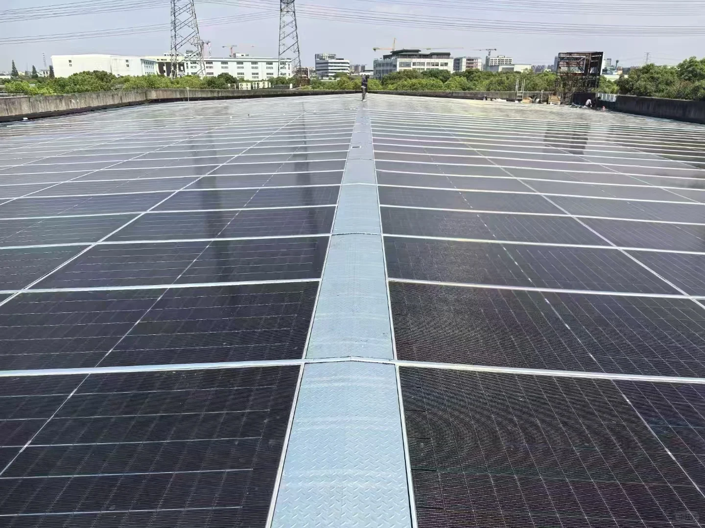 组件采用国内一线品牌质保30年电效