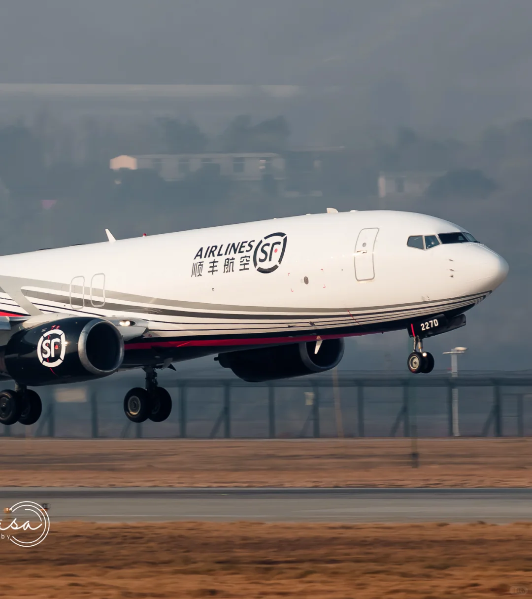 顺丰接收首架波音737-800货机