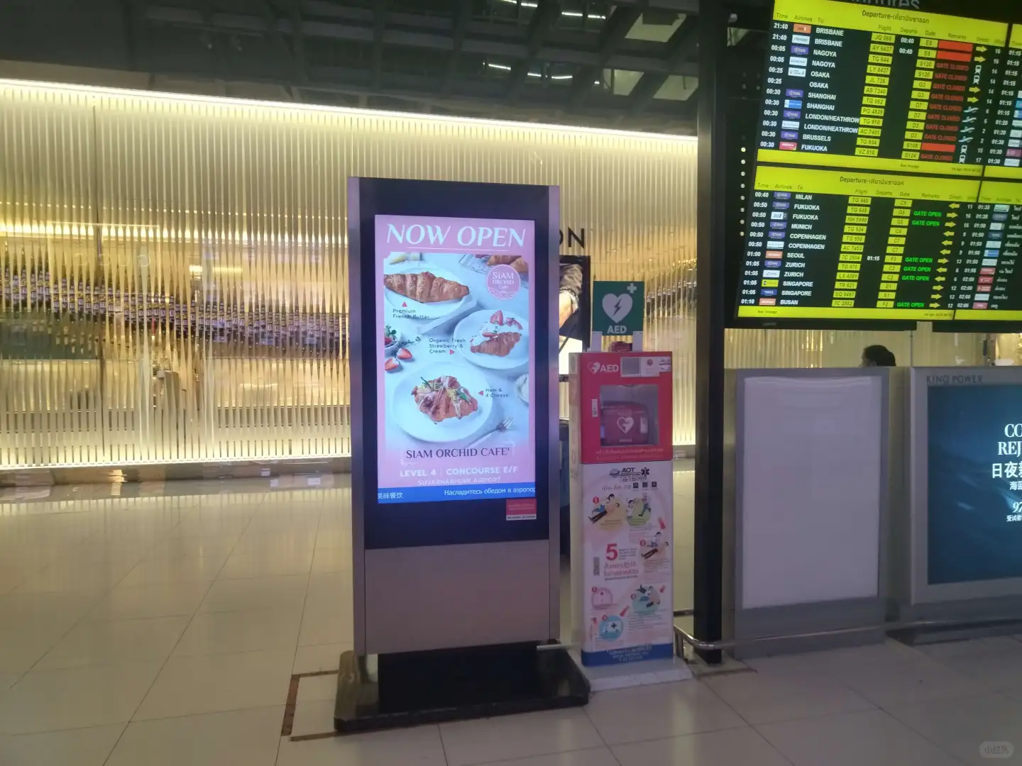 机场55寸立式高清广告机重塑数字视觉中枢