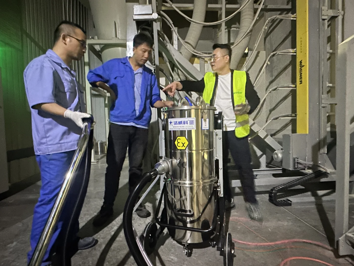 对比电动，气动防爆吸尘器省30%成本