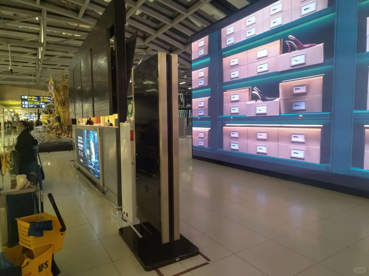 机场55寸立式高清广告机重塑数字视觉中枢