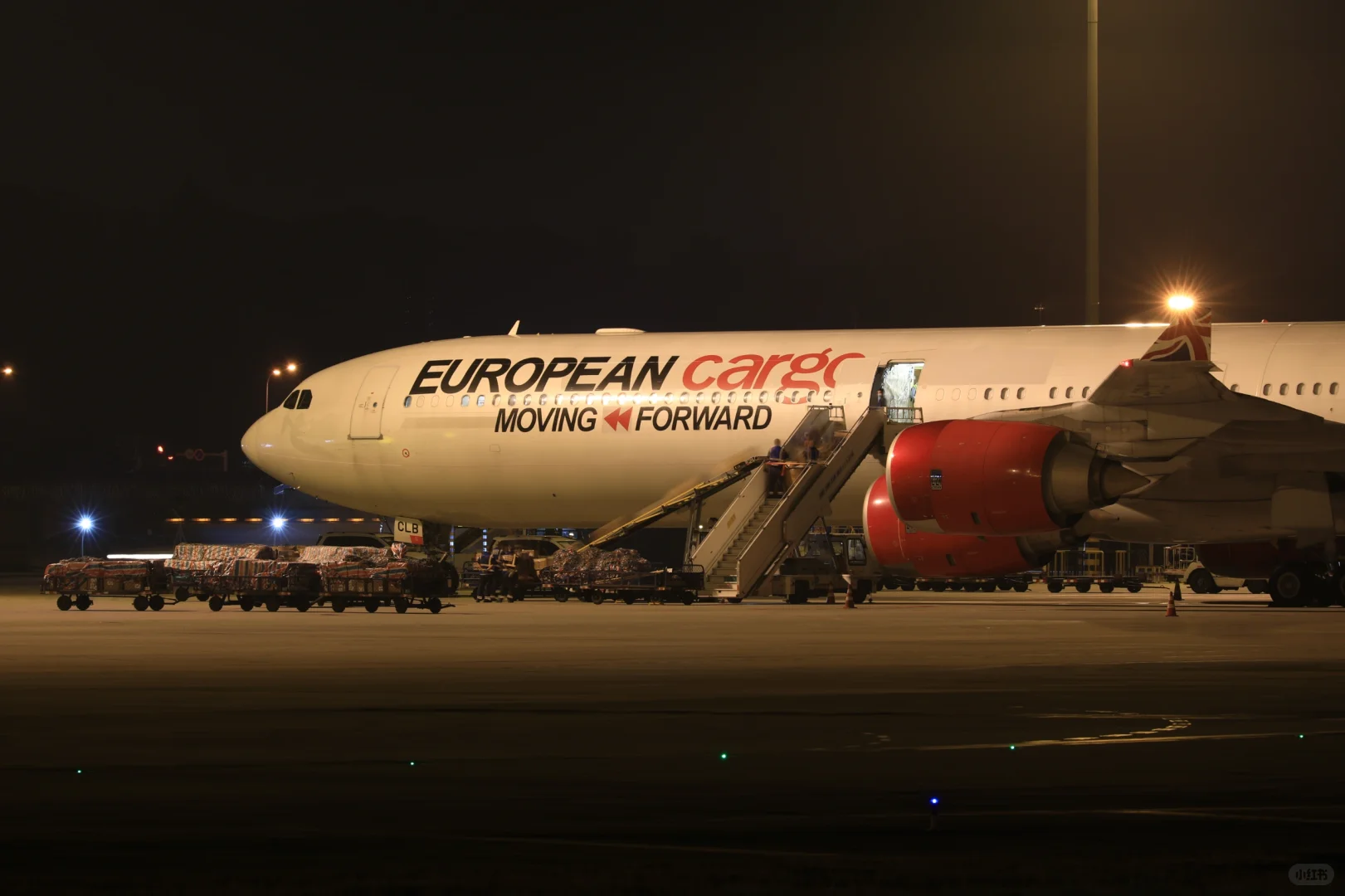 辛苦了！凌晨工作的国际货站人