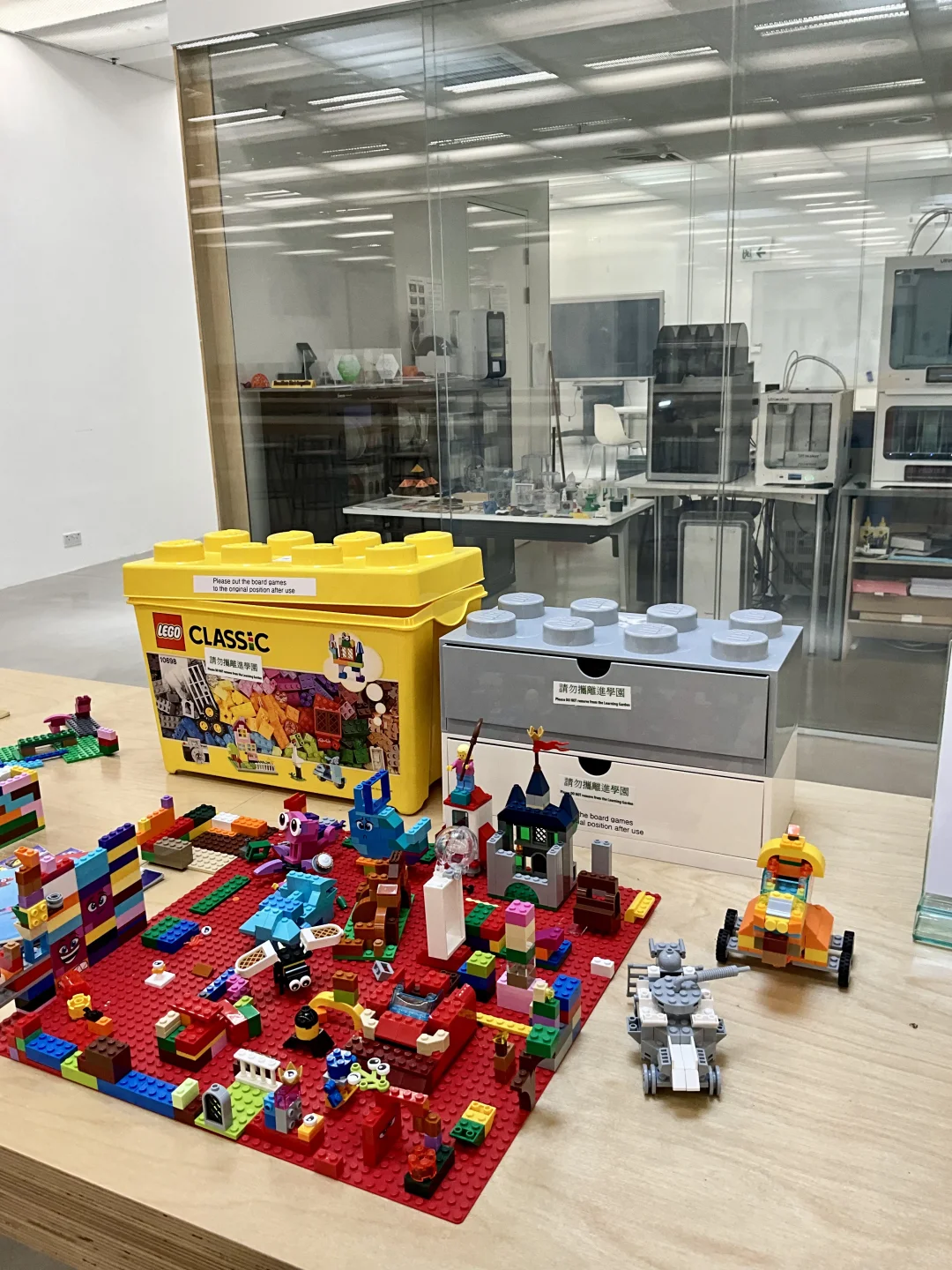 被书围抱着 像在家一样安心