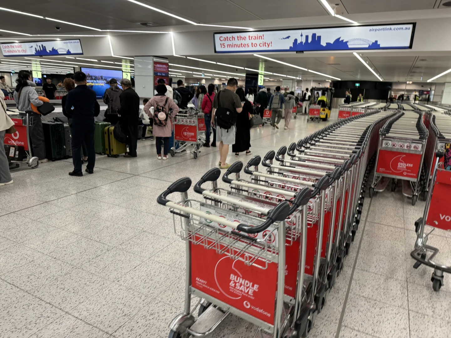 搞不懂悉尼机场为什么行李都放一个转盘上