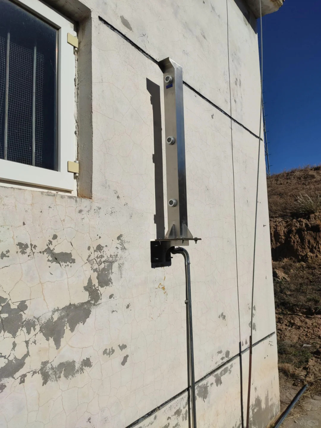 化学品仓库激光对射防入侵周界报警系统案例