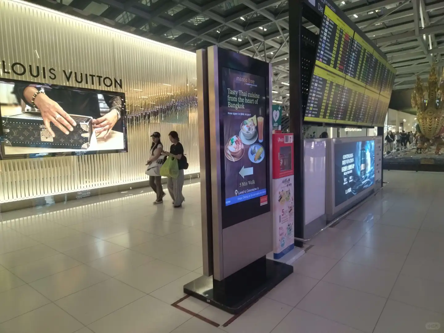 机场55寸立式高清广告机重塑数字视觉中枢