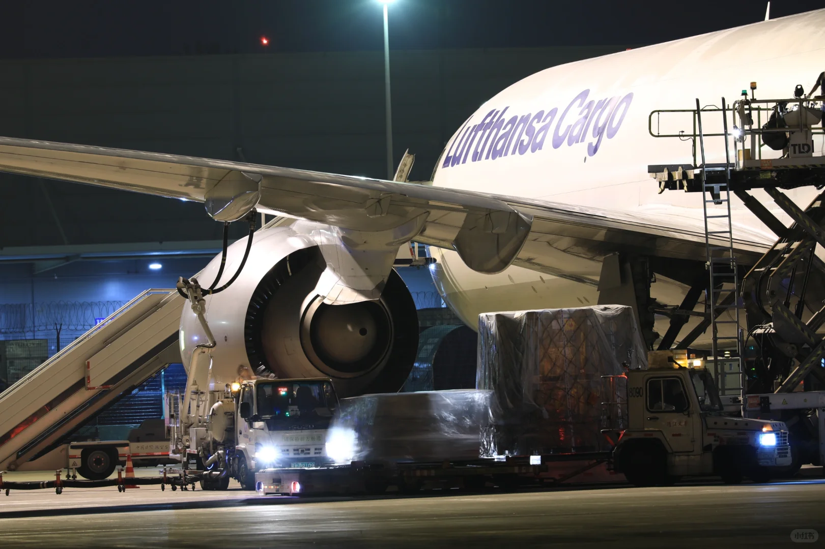 辛苦了！凌晨工作的国际货站人