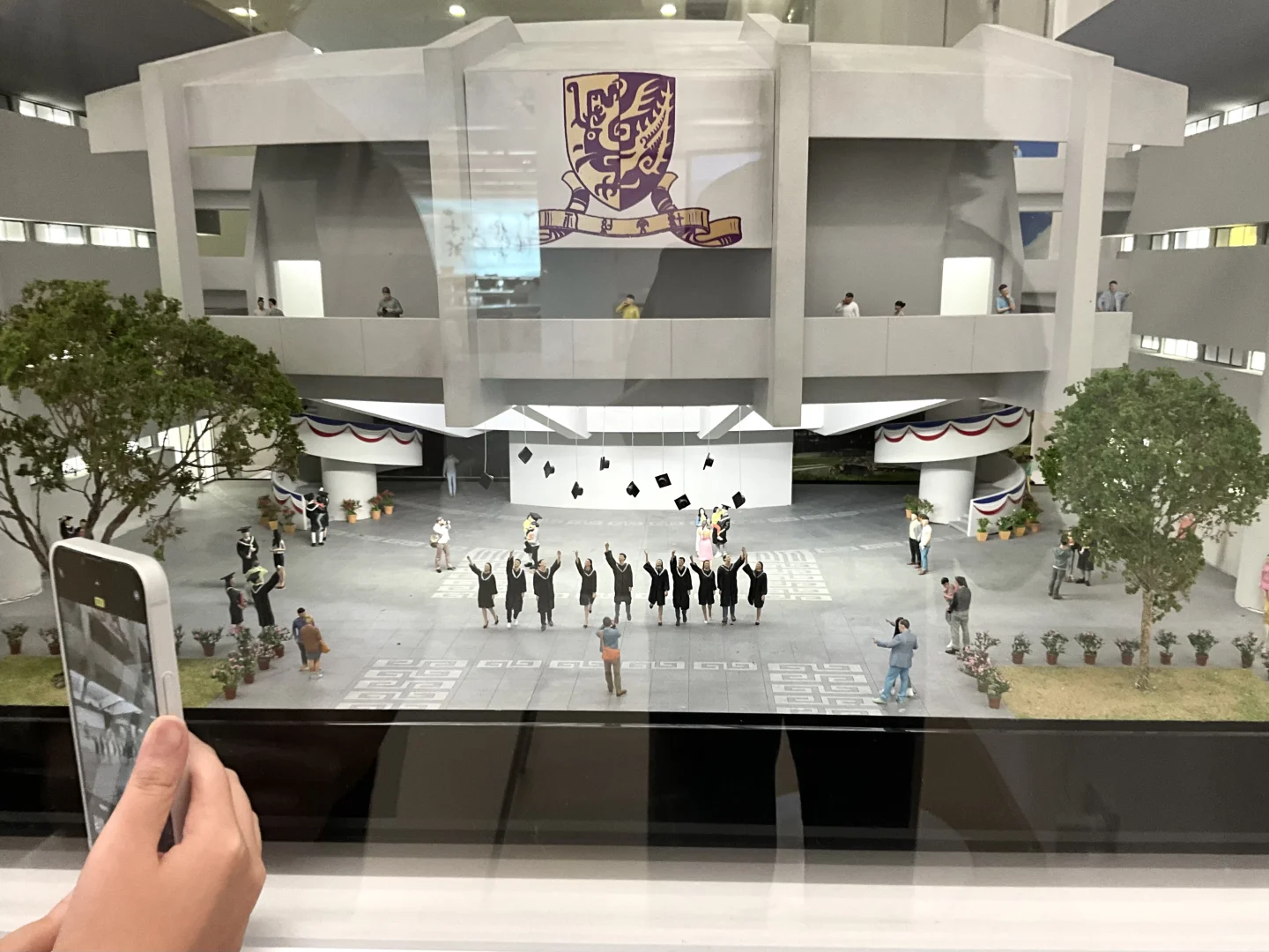 被书围抱着 像在家一样安心