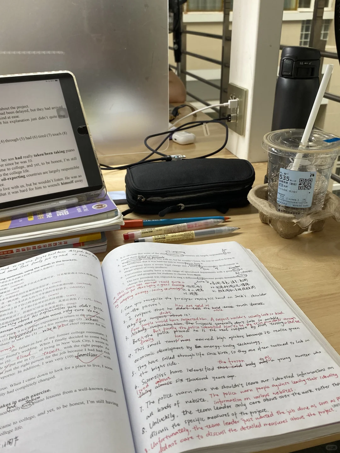 暴雨天 图书馆 咖啡 一人学