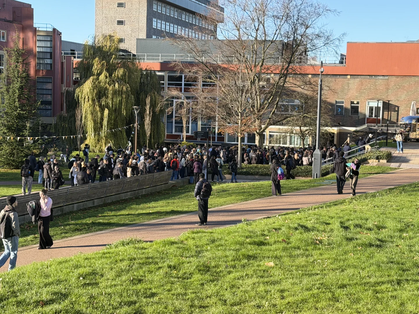 伯明翰大学图书馆前突然聚集大批师生！