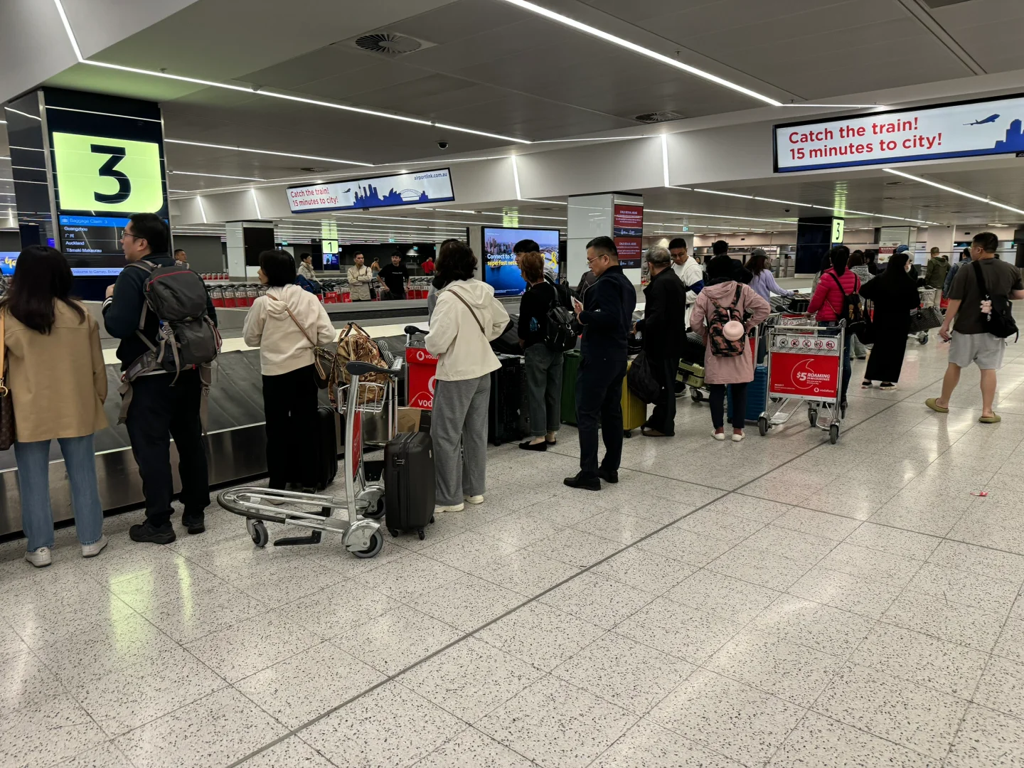 搞不懂悉尼机场为什么行李都放一个转盘上