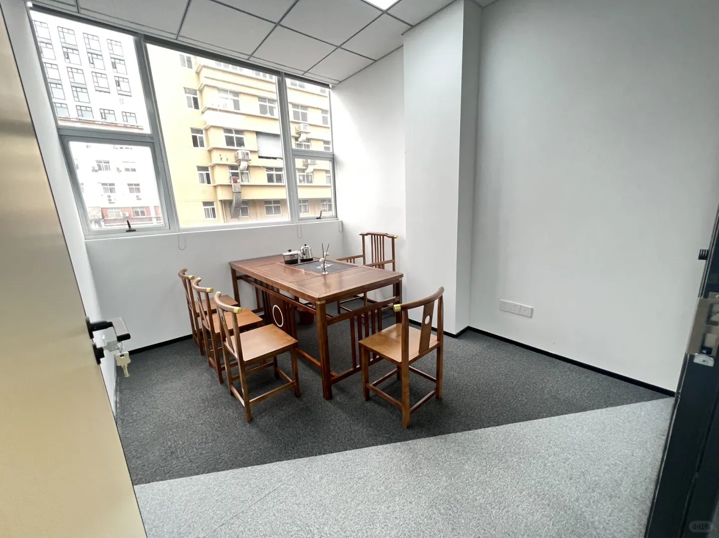 海曙机场路交叉口、停车方便、精装含税、