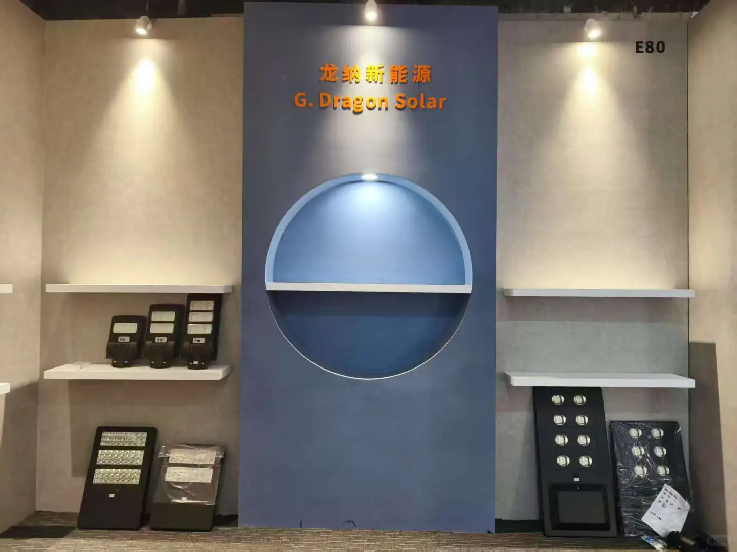 ? 找太阳能路灯工厂锁定灯都外贸中心！