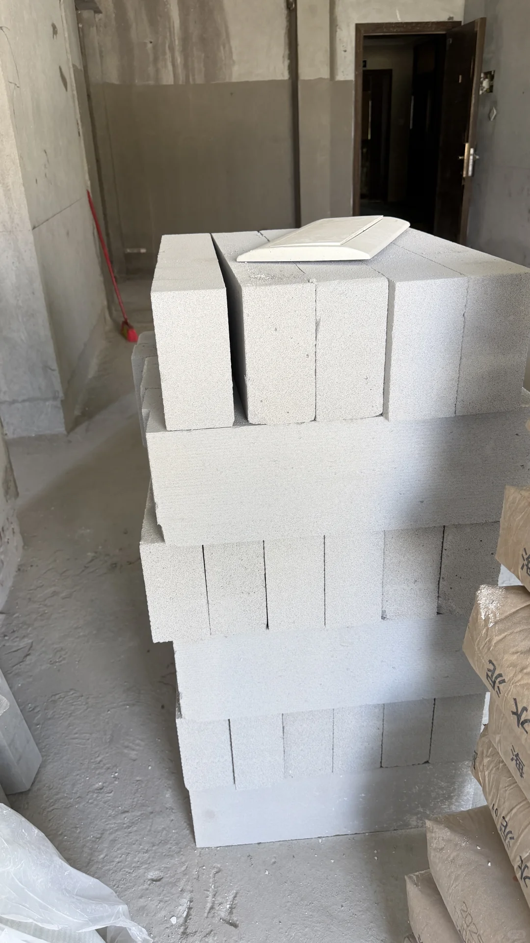 泥工多开的水泥沙，差点逼退水电师傅