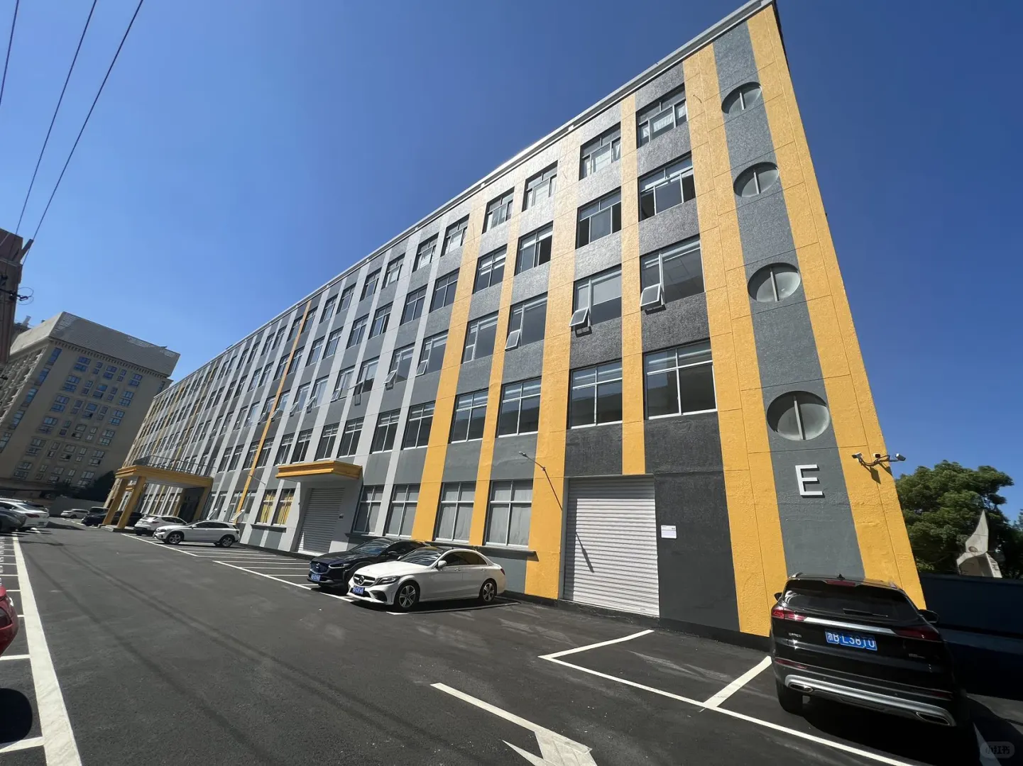 海曙机场路交叉口、停车方便、精装含税、