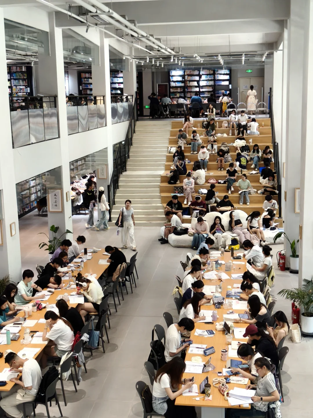 北中医东院图书馆的氛围感