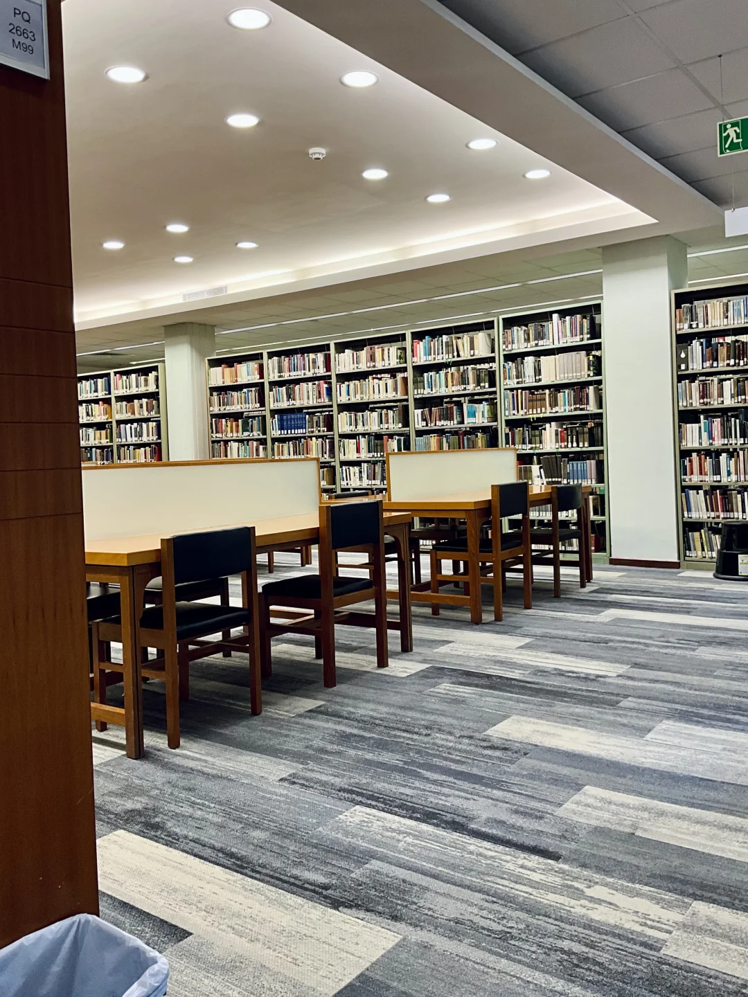 被书围抱着 像在家一样安心