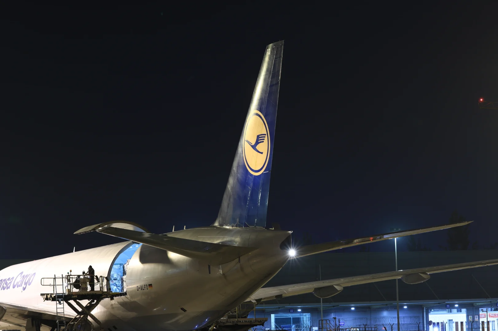 辛苦了！凌晨工作的国际货站人