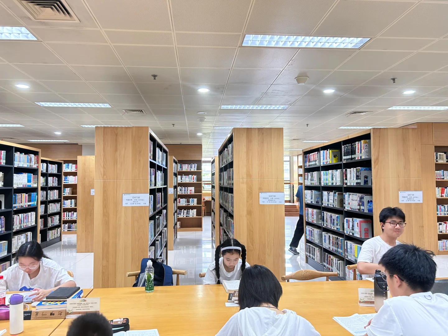 暑假，就应该在图书馆呆着~